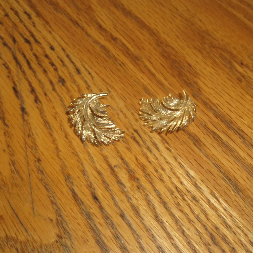 Lisner Clip Earrings Gold Tone Feather